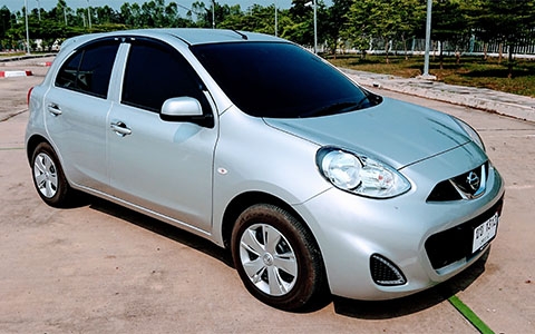 A NISSAN MARCH SILVER
